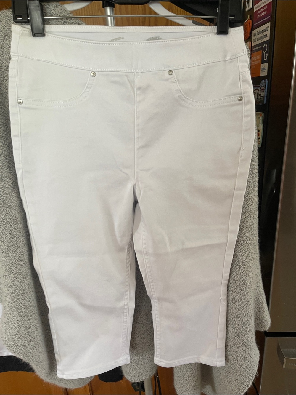 Seven7 White Women's Capri Pants with Silver Metallic Logo Medium